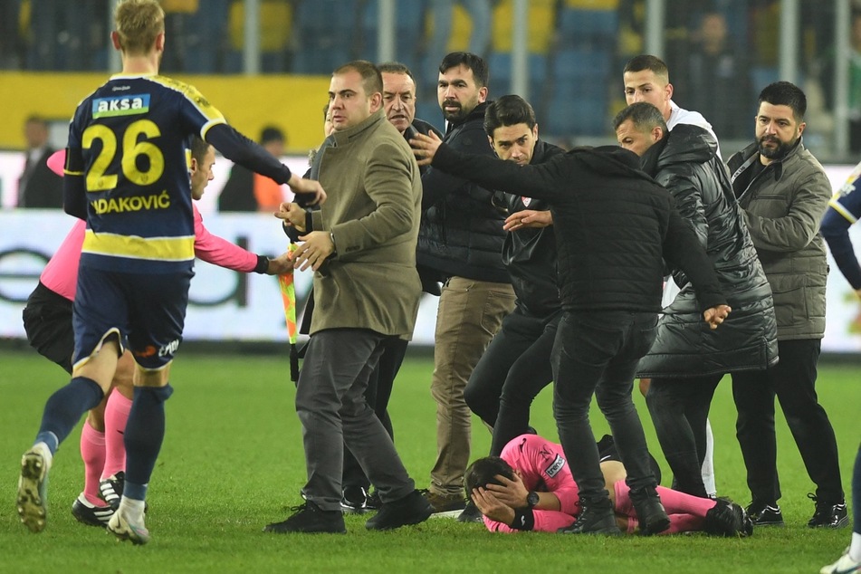 Unter anderem Ankaragücü-Präsident Faruk Koca (59) schlug auf den Schiedsrichter ein.