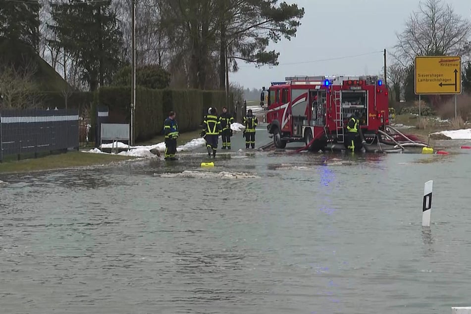 Die Feuerwehr ist seit Samstagmorgen zu 46 überschwemmungsbedingten Einsätzen ausgerückt.