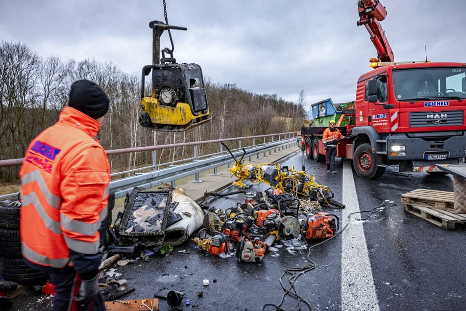 Die Ladung des Kleintransporters wirft den Verdacht auf, dass es sich um Diebesgut handeln könnte - zumal der Fahrer offenbar die Flucht ergriffen hat.