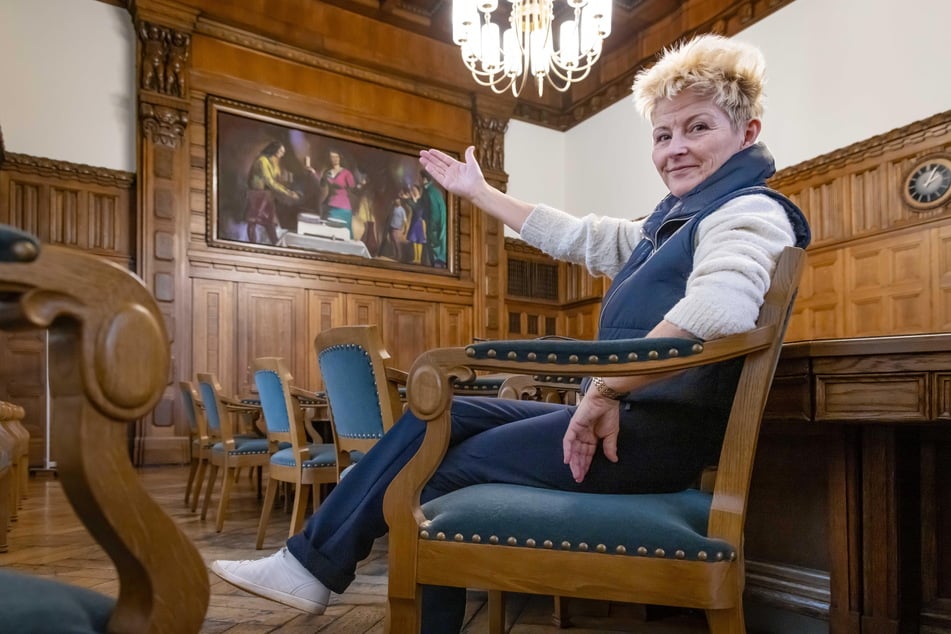 Veronika Leonhardt (64) ist seit 2008 Stadtführerin in Chemnitz. Hier zeigt sie das Gemälde "Die Abwägung" des bekannten Leipziger Künstlers Neo Rauch.