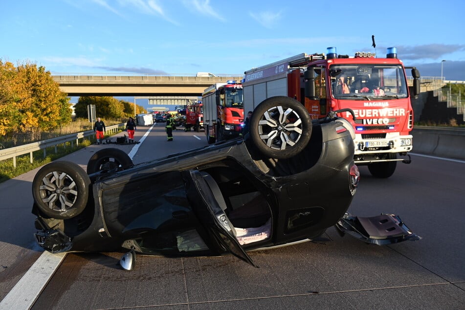 Ein Auto überschlug sich und blieb auf dem Dach liegen.