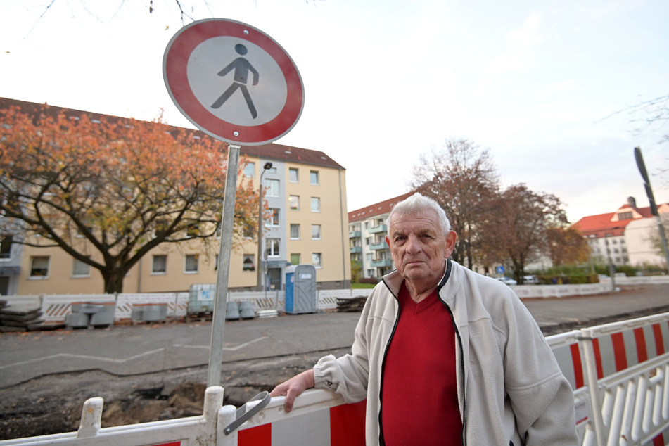 Kein Durchkommen für Fußgänger: Steffen Krämer (74) ärgert sich über die Baustelle in der Andréstraße.