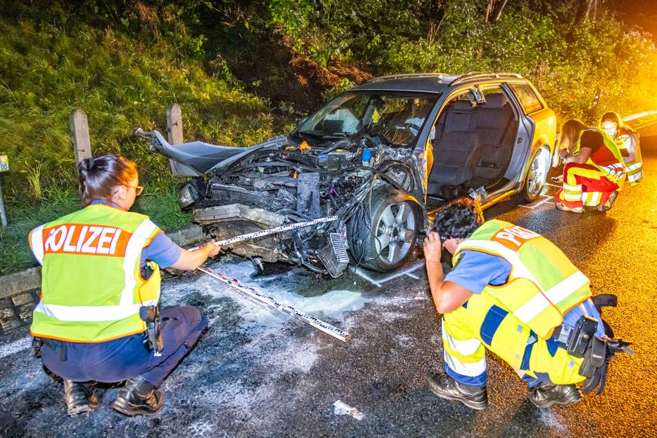 Neben Polizisten waren auch Mitarbeiter der Verkehrsunfallforschung der TU Dresden vor Ort.