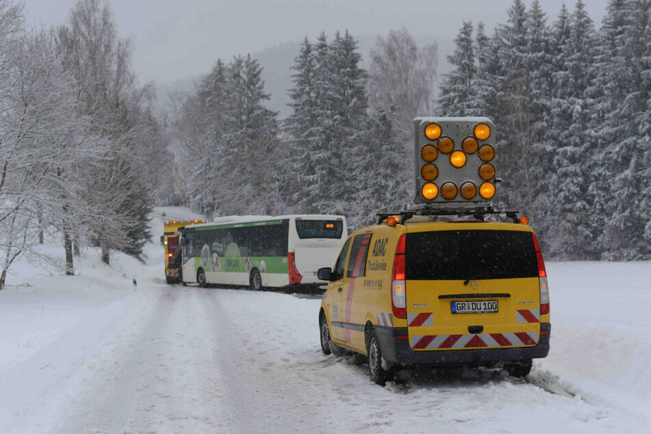 Mitarbeiter einer Bergungsunternehmens halfen dem Bus wieder auf die Straße.