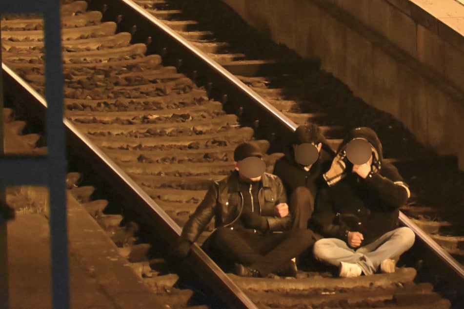 Hamburg: Politischer Hintergrund? Personen auf den Gleisen blockieren Zugverkehr