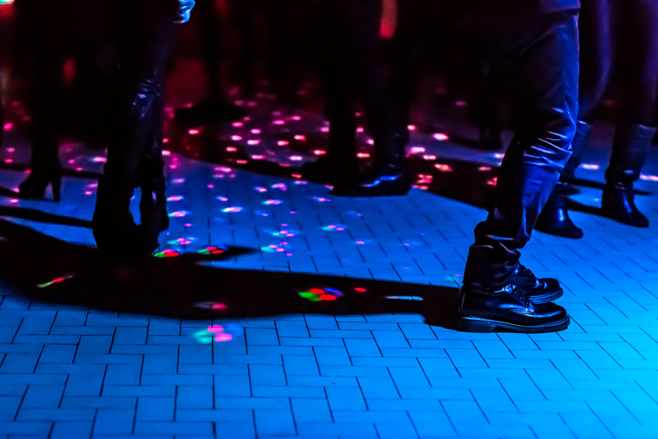 Polizei und Ordnungsamt haben in Köln gleich zwei illegale Corona-Partys aufgelöst.(Symbolbild)