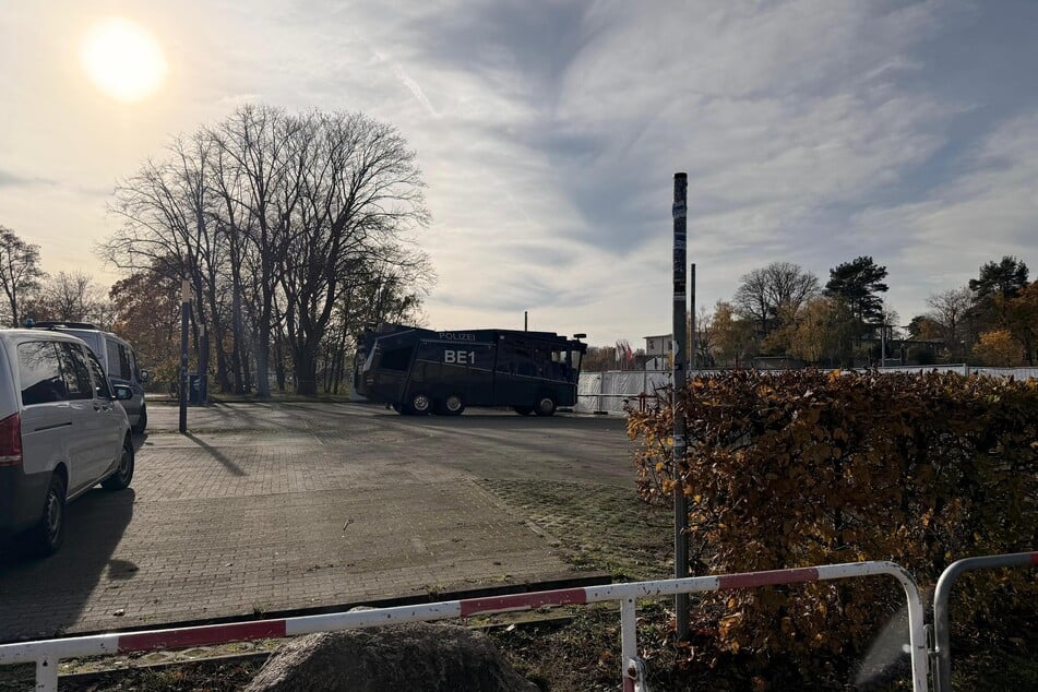 Die Berliner Polizei hat auch einen Wasserwerfer am Olympiastadion in Stellung gebracht.