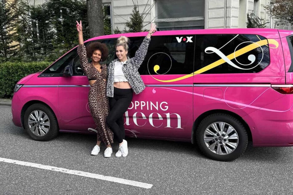 Freundin und Sängerin Jea Ekua Assiamah (l.) beriet Janika als Shopping-Begleitung bei ihrer Einkaufstour durch Hamburg.