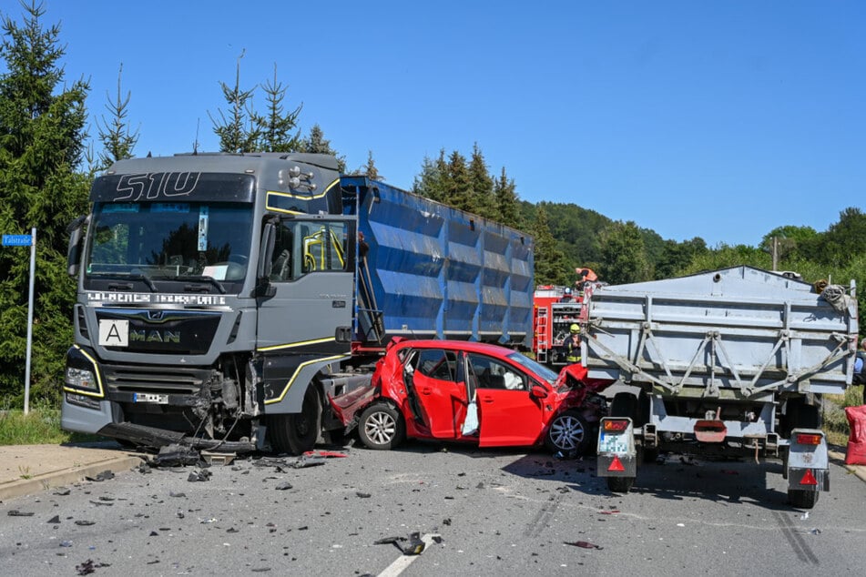 Ein roter Seat geriet auf der B96 zwischen Lkw und Traktor-Gespann.