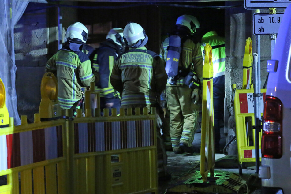 Feuerwehrleute in Dresden-Pieschen.