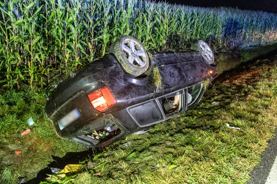 Das Auto überschlug sich und blieb auf dem Dach liegen.