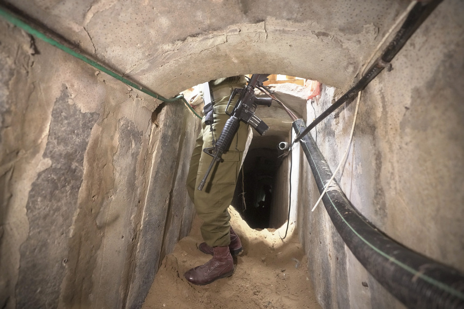Ein israelischer Soldat steht in einem unterirdischen Tunnel, der unter dem Schifa-Krankenhaus in Gaza-Stadt gefunden wurde. (Symbolbild)