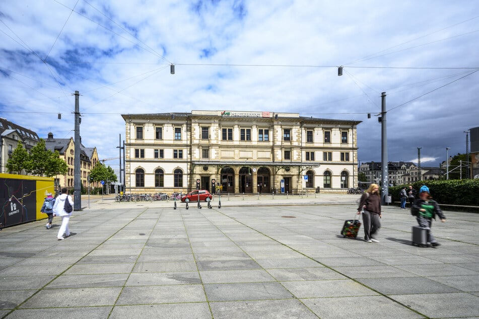 Im Chemnitzer Hauptbahnhof wurde ein Mann (40) von einem 44-Jährigen in den Rücken getreten.