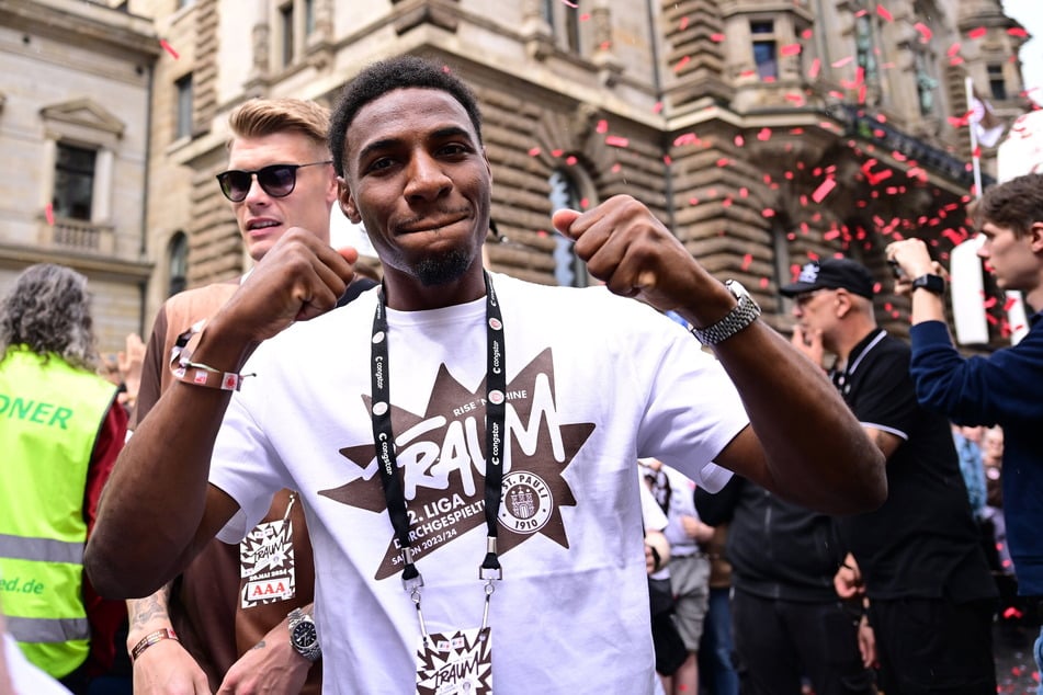 Oladapo Afolayan (28) stieg 2024 mit dem FC St. Pauli in die Bundesliga auf.