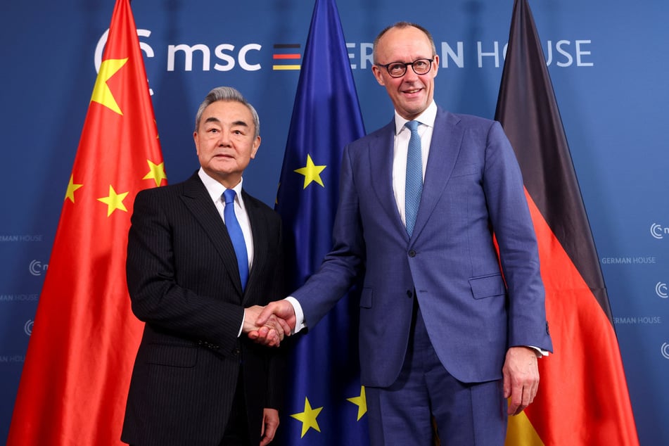 Bundeskanzler Friedrich Merz (CDU) trifft den chinesischen Außenminister Wang Yi während der Münchner Sicherheitskonferenz.