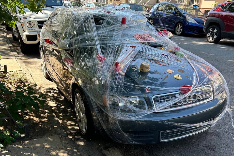 Auf dem Audi klebte all das, was die Bewohner der Hausman Street nicht mehr haben wollten.