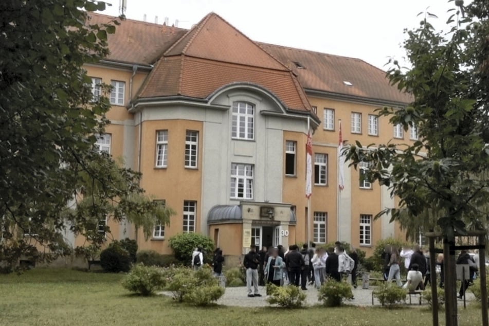 Polizeieinsatz an der Berufsschule der Anerkannten Schulgesellschaft in der Straße Schloßpark in Pirna. Zahlreiche Lehrkröfte und Schüler mussten das Gebäude zwischenzeitlich verlassen.