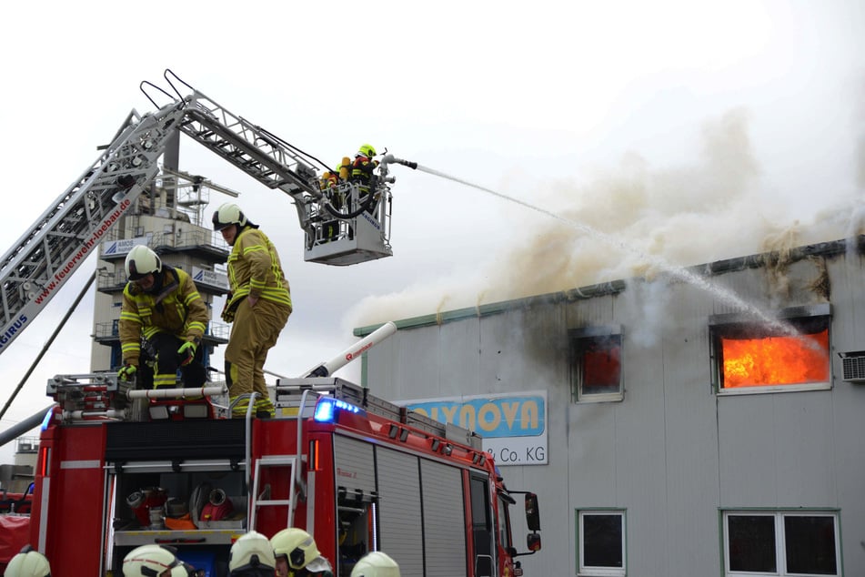 Die Feuerwehr löscht die Flammen auf dem Firmengelände der Polynova GmbH.