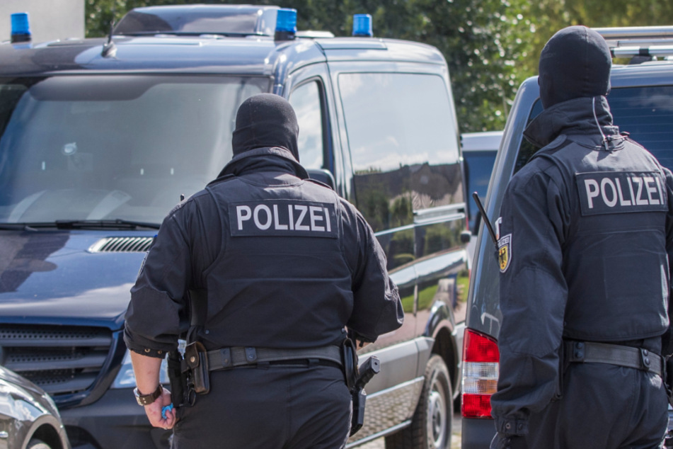 Polizisten einer Spezialeinheit durchsuchten bereits im August 2017 ein Grundstück in Banzkow bei einer Anti-Terror-Razzia.