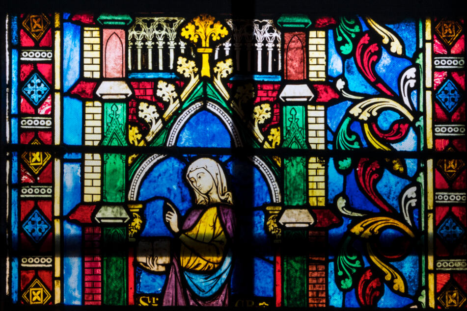 Die Fenster des Palais wurden mit Motiven der Glasfenster von Notre-Dame beklebt.