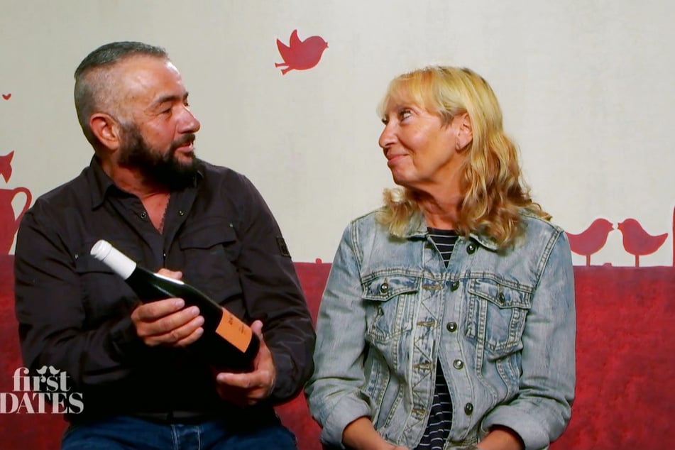 Auch mit einer Flasche Wein kann Ryan (56) nicht das Herz seiner Wunsch-Dating-Partnerin Maria (64) erwärmen.