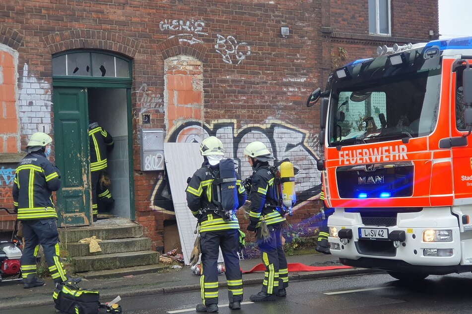 Am Samstagmorgen musste die Feuerwehr mal wieder zum verlassenen Bahnhofsgebäude in Leipzig-Leutzsch ausrücken.