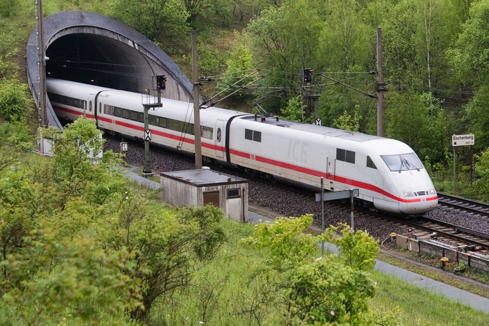 Im Bereich des Lohbergtunnels bei Kassel haben Unbekannte Holzbretter und Betonplatten auf die Gleise der Schnellfahrstrecke gelegt. (Symbolbild)
