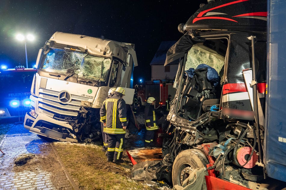 Auf ihrer Ortsdurchfahrt im nordhessischen Städtchen Großalmeroder kollidierten am Freitag zwei Sattelzüge frontal miteinander.