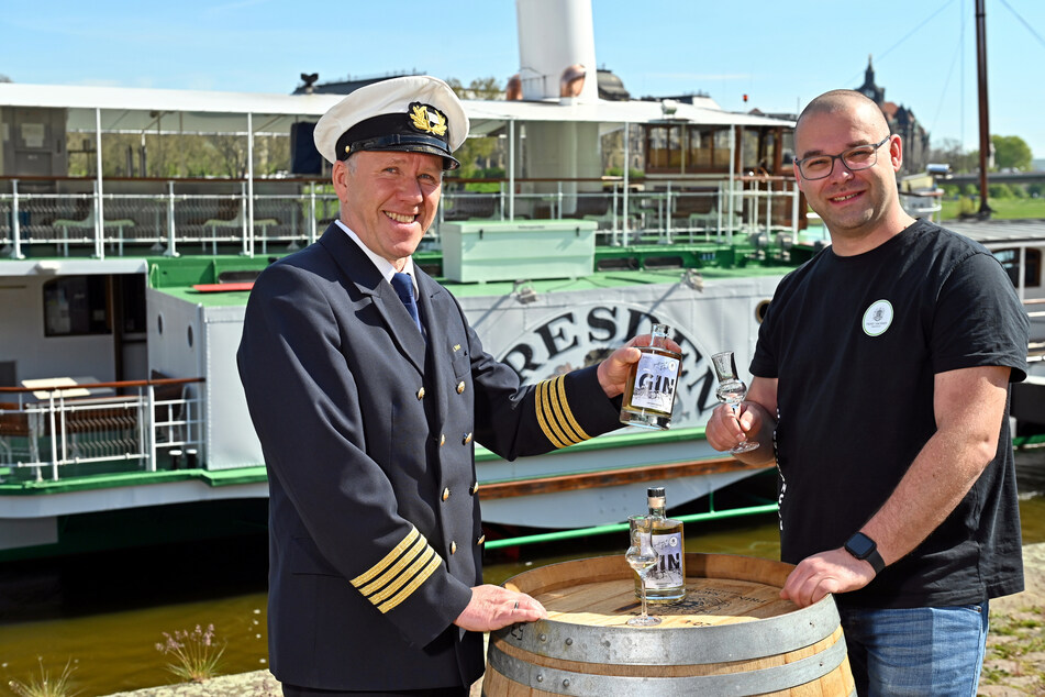 Kapitän Andreas Weber (51, l.) und Destillateur Michael Gerlach (34).