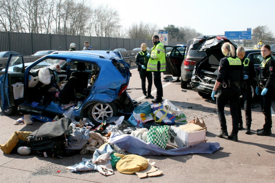 Die beteiligten Fahrzeuge wurden bei dem Unfall auf der A1 teils völlig zerstört.