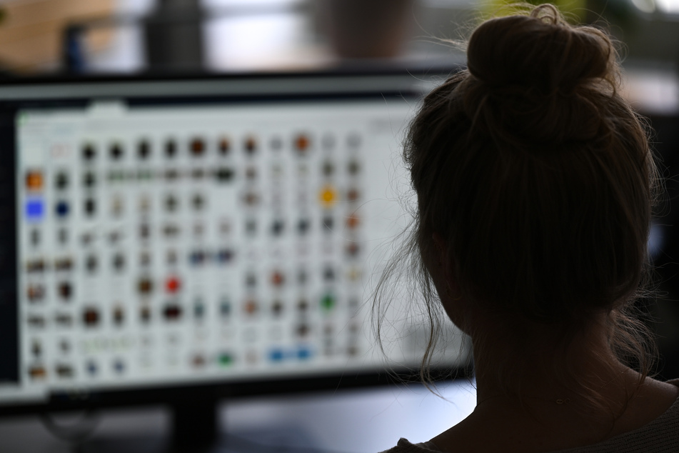Eine Kriminaloberkommissarin sitzt in einem Büro vor einem Auswertungscomputer: Die Verfahren wegen jugendgefährdender Schriften haben zugenommen.