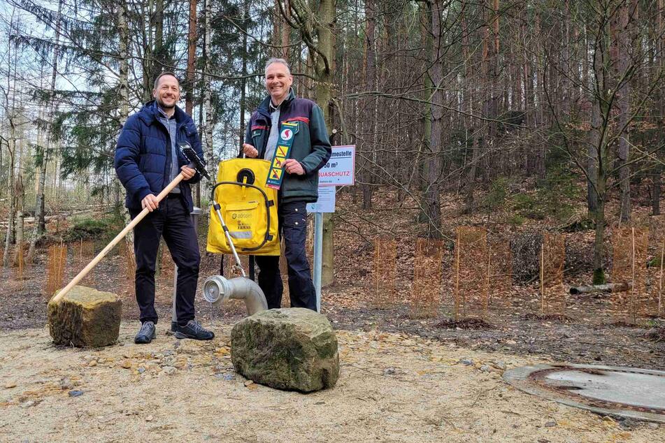 Uwe Borrmeister (52, r.), Leiter des Nationalparks Sächsische Schweiz, und Thomas Kunack (44), Bürgermeister von Bad Schandau, haben offiziell die Zisterne an der Ostrauer Lehne in Betrieb genommen.