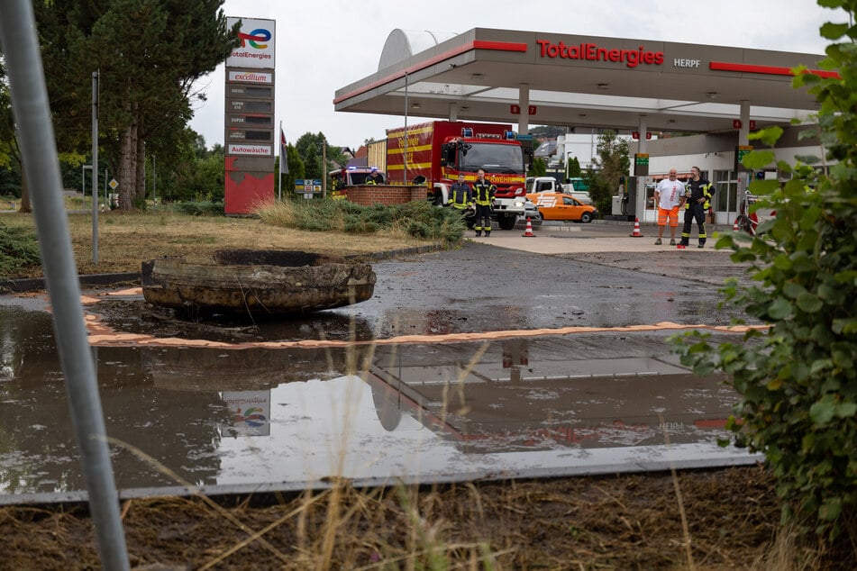 Die Gülle verteilte sich teilweise bis auf das Gelände einer Tankstelle.