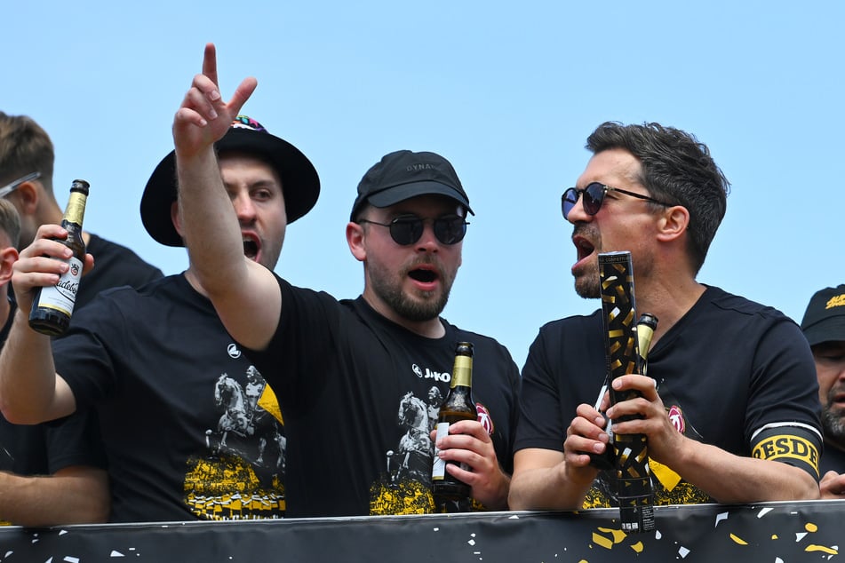 Auch Trainer Thomas Stamm (r.) erwies sich als Feierbiest.