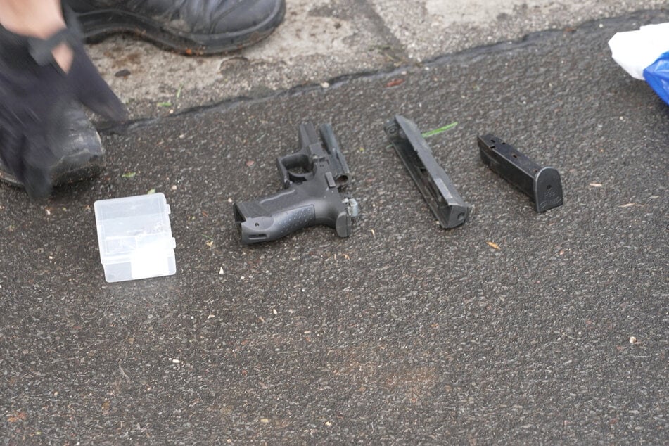 Im verlassenen Auto entdecken Ermittler gestohlene Kennzeichen und eine Waffe.