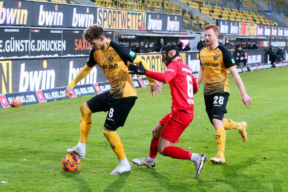 Karibik-Fan Heinz Mörschel (l.) schirmt den Ball vor Kaiserslauterns Hikmet Ciftci (22) ab, Paul Will (21) beobachtet das Geschehen.