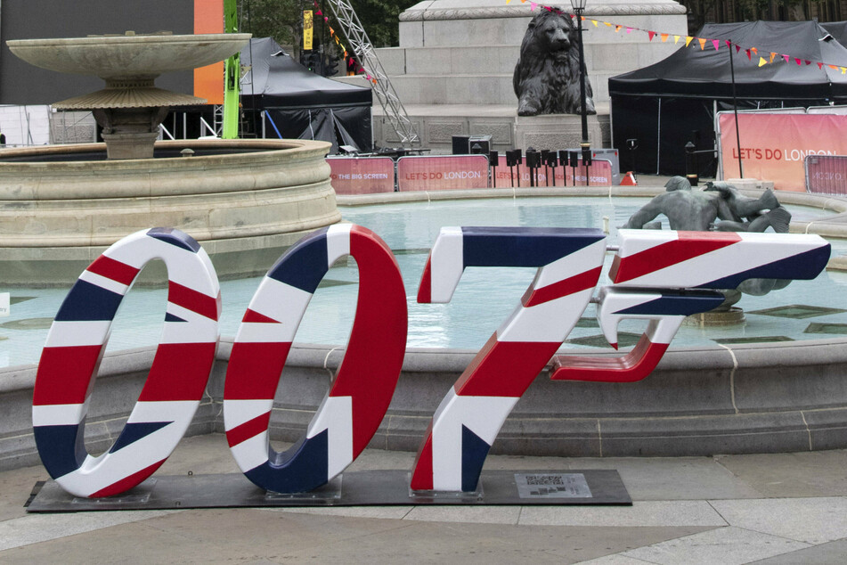 A James Bond-themed installation was set up in Trafalgar Square ahead of the movie's premiere.