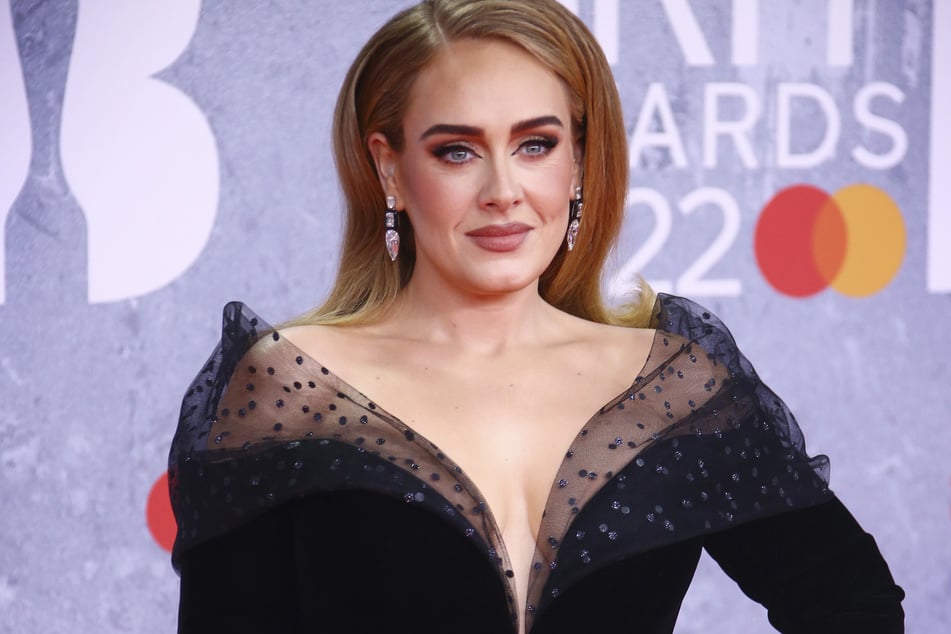 Adele (34) leidet schon ihr "halbes Leben lang" unter schlimmen Rückenschmerzen.