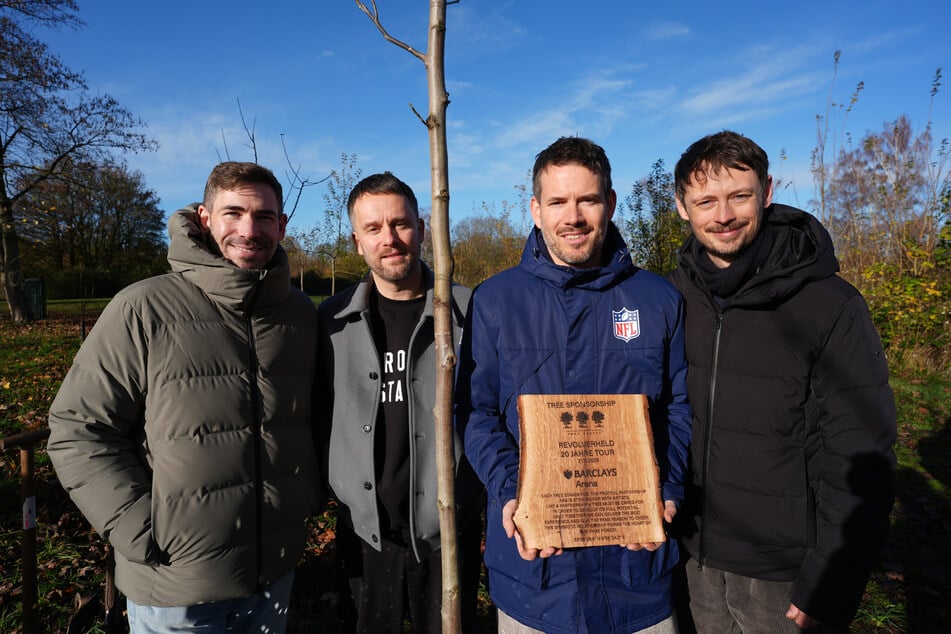 Niels Kristian Hansen (l-r), Kristoffer Hünecke, Johannes Strate und Jakob Sinn von der Band Revolverheld stehen im Fame Forest neben ihrem frisch gepflanzten Walnussbaum.