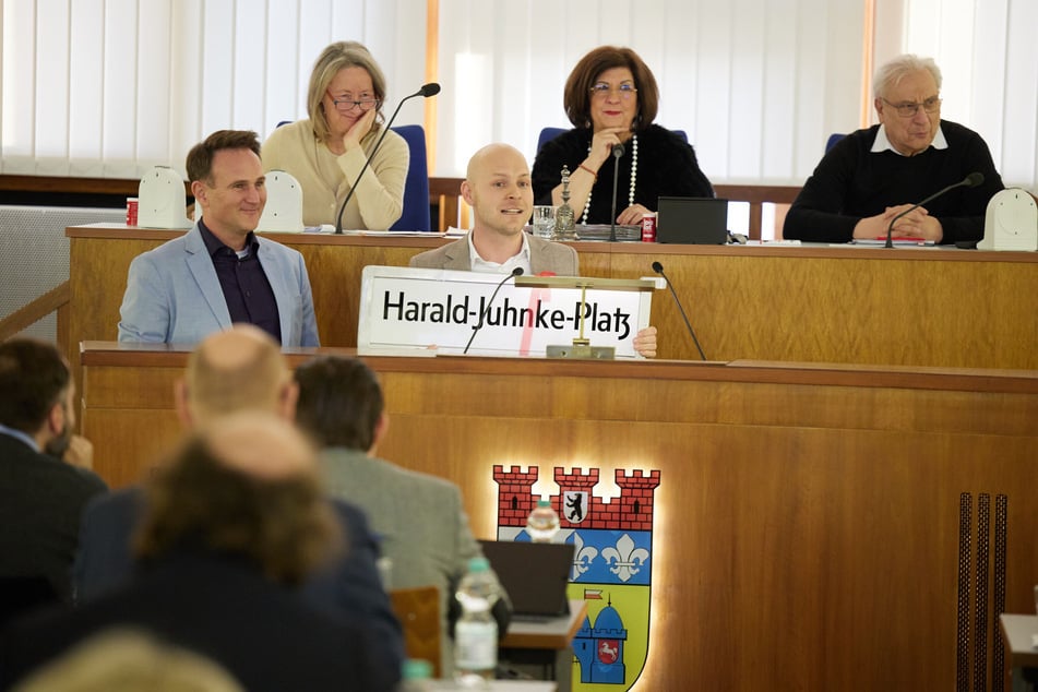 In der Bezirksverordnetenversammlung wurde einstimmig bei zwei Enthaltungen über den Harald-Juhnke-Platz entschieden.