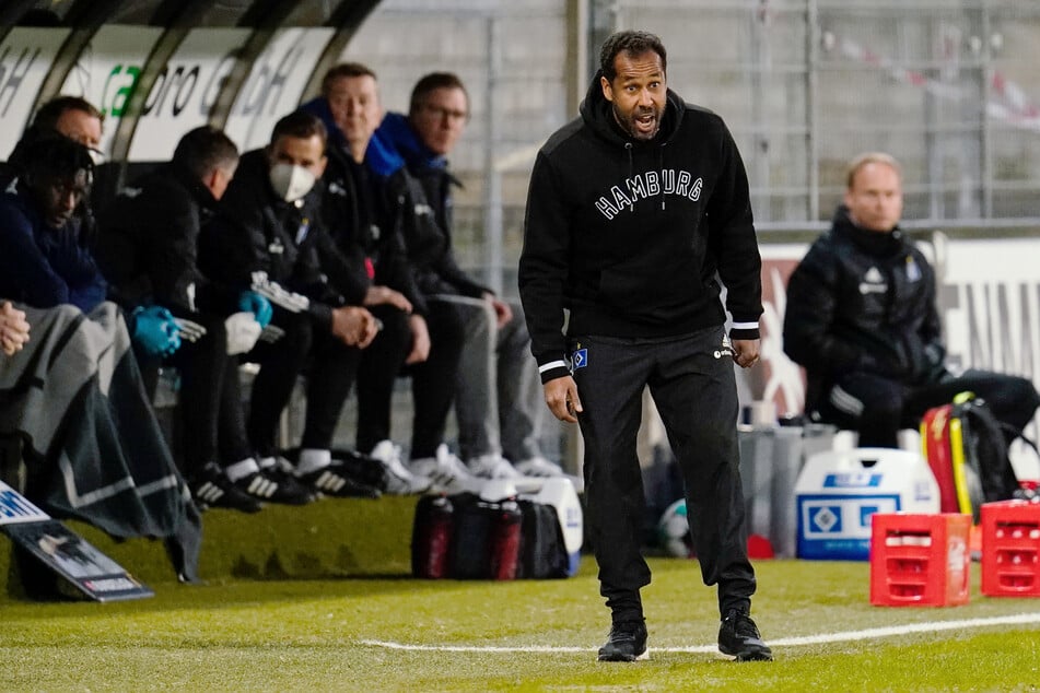 Ex-HSV-Coach Daniel Thioune (46, 2.v.r.) hat Sportvorstand Jonas Boldt (39) erneut widersprochen und sich und seine Philosophie verteidigt. (Archivfoto)