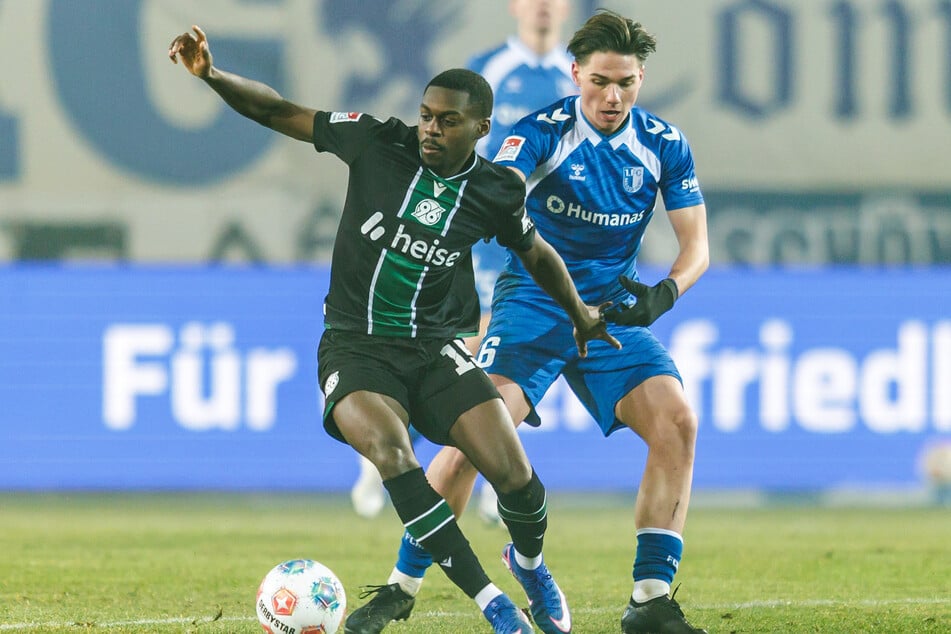 Gegen Hannover überzeugte der 20-Jährige Stalmach (r.) mit guter Leistung.