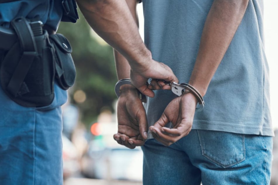 Am Freitag konnte die Polizei zwei Tatverdächtige festnehmen, nachdem sie einem Jugendlichen sein Handy geklaut hatten. (Symbolbild)