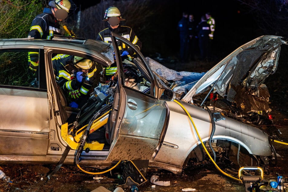 19-Jähriger stirbt bei Unfall in Südhessen, Beifahrer (18) schwer verletzt