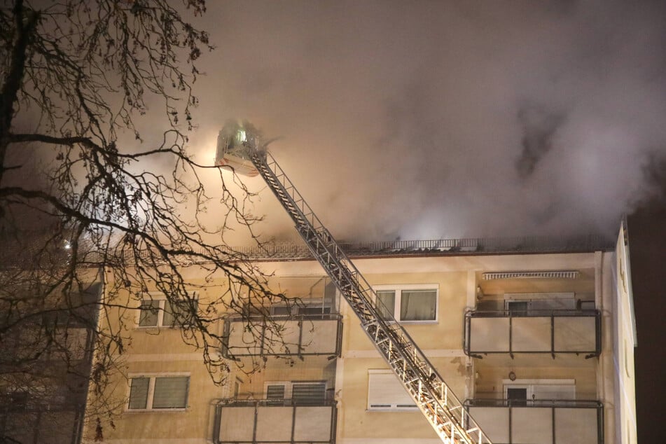 Die Einsatzkräfte bekämpften die Flammen von außen mit zwei Drehleitern.