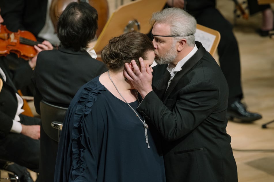 Wotan (Simon Bailey) küsst seine Tochter Brünnhilde (Åsa Jäger), die Walküre.