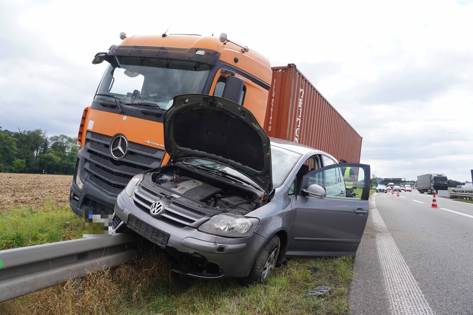 Kein alltäglicher Anblick: Die beiden in sich verkeilten Fahrzeuge steuerten gemeinsam auf die Leitplanke zu.