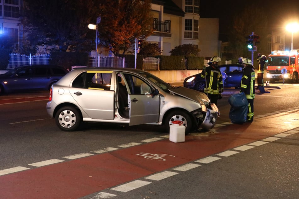 Eines der Autos blieb mitten auf der Straße stehen.