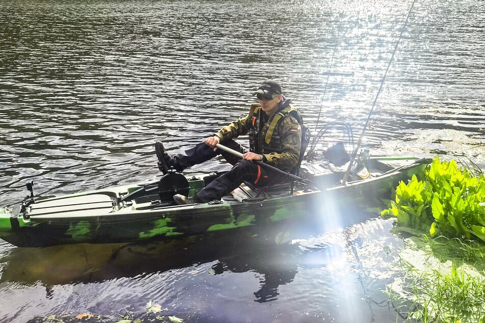 Nach getaner Arbeit geht es für Felix Donner mit dem Boot zum Angeln auf die Mulde.