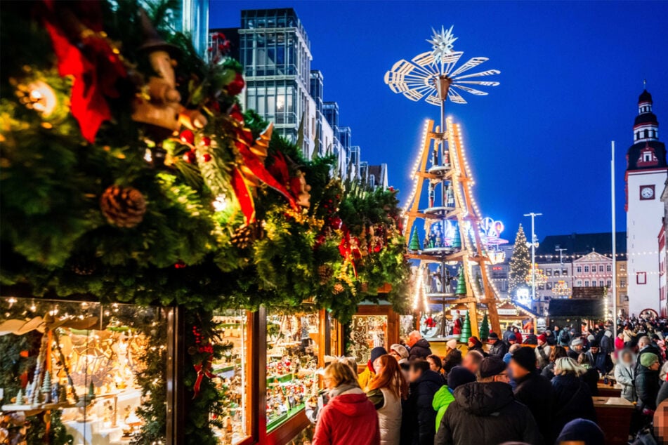 Dichtes Getümmel vor festlich geschmückten Buden: Bald ist wieder Weihnachtsmarkt-Zeit rings ums Rathaus.
